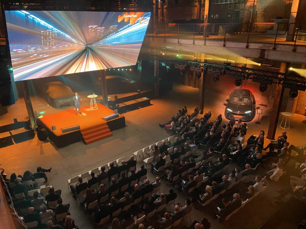 Een bovenaanzicht van de Middenfabriek waar mensen aan tafels zitten te eten.