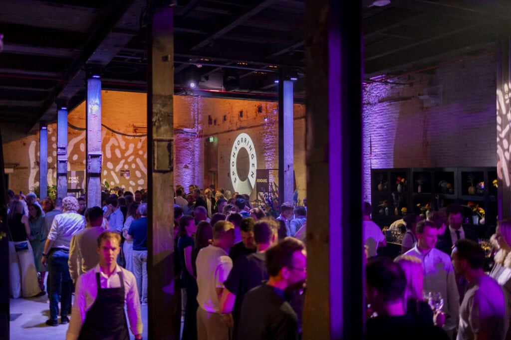 Een bovenaanzicht van de Middenfabriek waar mensen aan tafels zitten te eten.