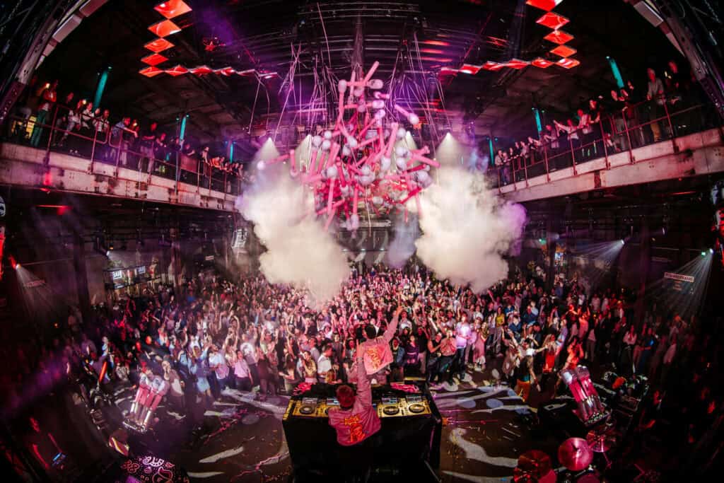 Gezellig personeelsfeest met dans en muziek in een clubsetting.