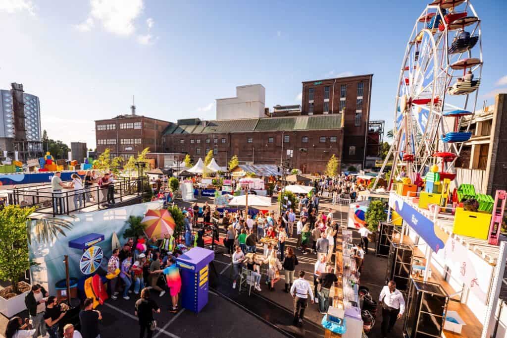Gezellige kermis met attracties en eetkraampjes op het dakterras van SugarFactory.