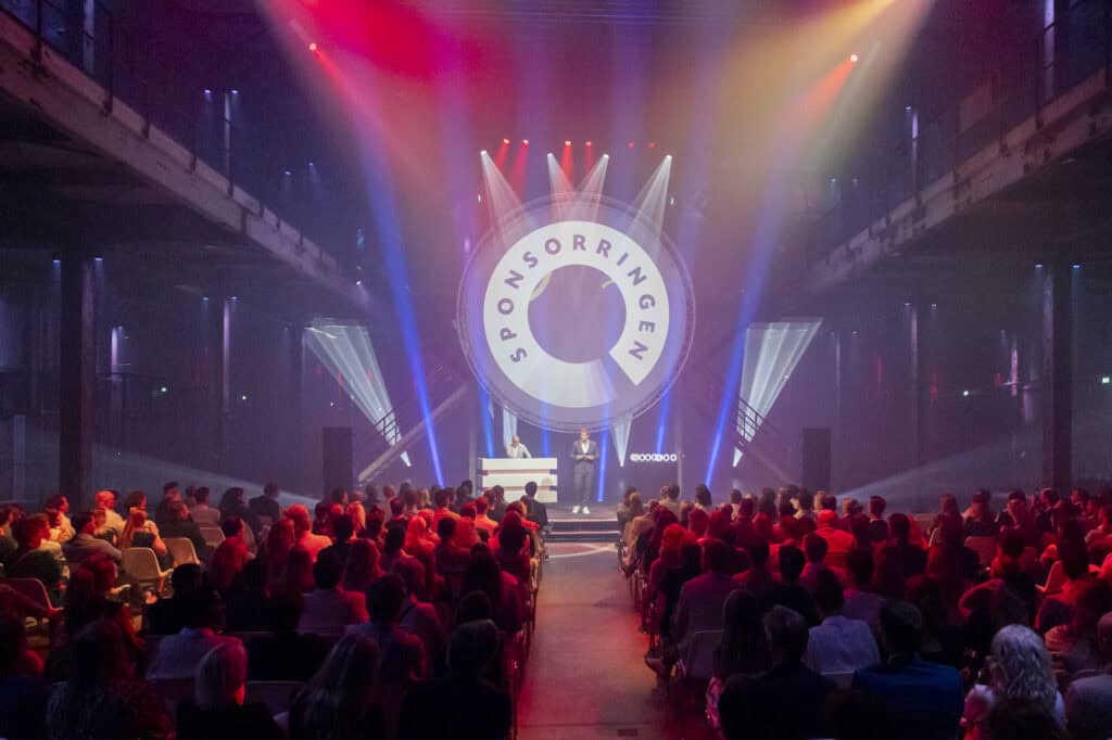 Een bovenaanzicht van de Middenfabriek waar mensen aan tafels zitten te eten.