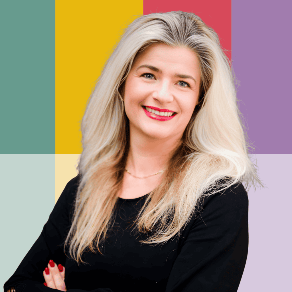 Gezicht van een lachende vrouw met blonde haar, kleurrijke achtergrond.